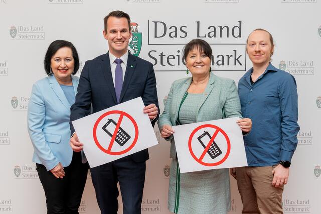 Präsentierten die neue Regelung: Bildungsdirektorin Elisabeth Meixner, Landesrat Stefan Hermann, Landeshauptmann-Stellvertreterin Manuela Khom und Medienpädagoge Lukas Wagner | Foto: Land Steiermark/Binder