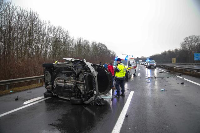 45-minütige Sperre der A25, nachdem sich ein Pkw auf der Autobahn überschlagen hatte. | Foto: laumat.at