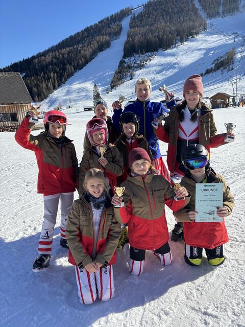 Die Ski-Kinder des USC Neukirchen: stehend v.l.: Charlotte Gschaider, Greta Sickinger, Benedikt Mühlböck, Hanna Amesberger, Tobias Reisinger und Emma Huber. Kniend v.l.: Annika Sickinger, Luisa Moser und Raphael Hofer. | Foto: Michael Reisinger