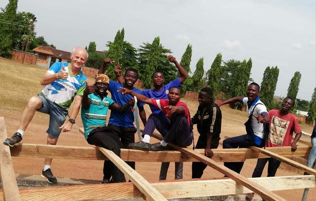 In Ghana erlebte der 71-jährige Lambrechtner sein bisher größtes Abenteuer.  | Foto: Ferdinand Auer