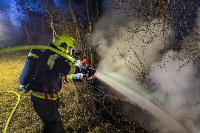 Beim Eintreffen der ersten Einsatzkräfte stand eine kleinere Fläche am Waldrand bereits in Vollbrand. | Foto: TEAM FOTOKERSCHI / WERNER KERSCHBAUMMAYR