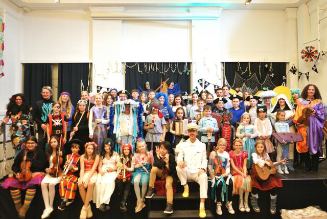 So bunt und fröhlich ging's beim Faschingskonzert der Musikschule Mariazell zu. | Foto: Tim Mickan