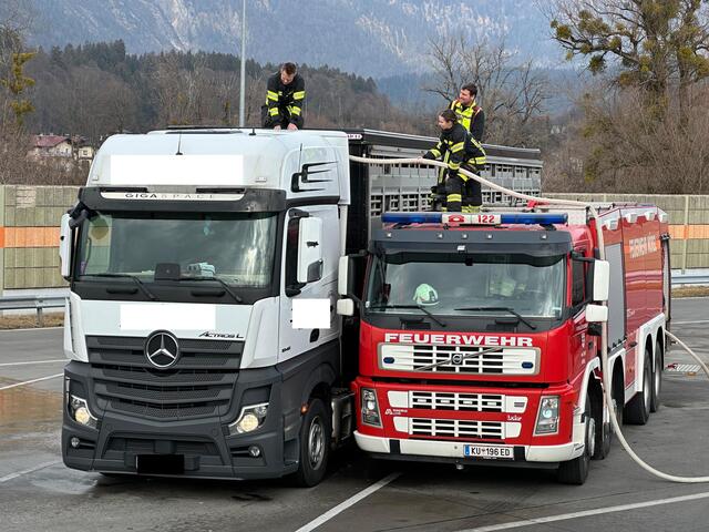 Die Feuerwehr Wörgl wurde hinzugezogen, um die Wassertränke aufzufüllen.  | Foto: ZOOM.Tirol