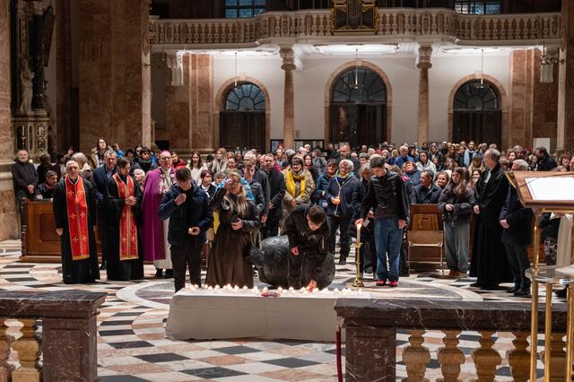 Das Friedensgebet am 24. Februar im Innsbrucker Dom beginnt nach einer Kundgebung und einem Lichterzug. | Foto: Sigl/dibk.at 