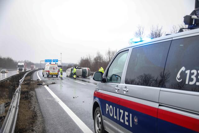 45-minütige Sperre der A25, nachdem sich ein Pkw auf der Autobahn überschlagen hatte. | Foto: laumat.at