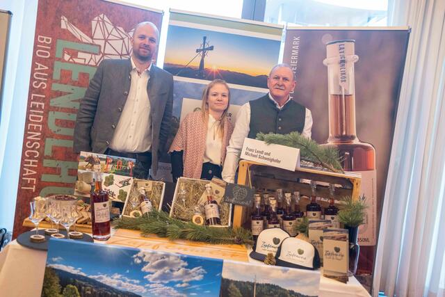 Vater Franz Lendl (rechts) präsentierte heute in Graz mit dicken Freunden von Sohn Stefan – Michael Schweighofer (links) und Kerstin Magenheim (mitte) die Latschelei. | Foto: LK Steiermark/Danner