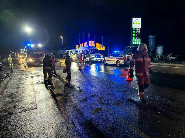 Da die Verletzten Personen bereits vom Roten Kreuz Erstversorgt wurden beschränkten sich die Tätigkeiten der Feuerwehr auf das absichern der Unfallstelle sowie binden der ausgelaufenen Betriebsmittel.  | Foto: Freiwillige Feuerwehr Bergheim