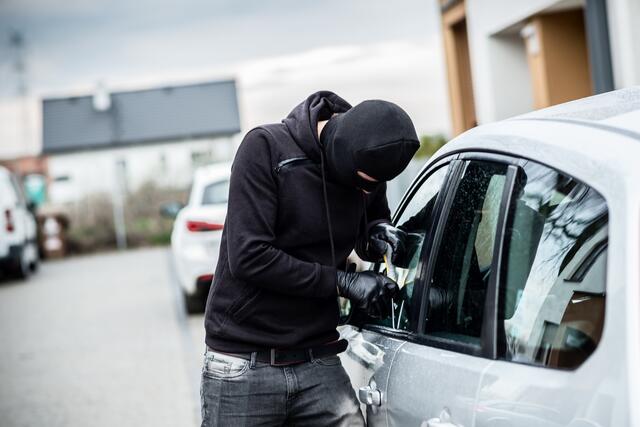 Weiters gestand der Verdächtige mehrere Pkw-Einbrüche. (Symbolfoto) | Foto: stock.adobe.com/at/Daniel Jędzura