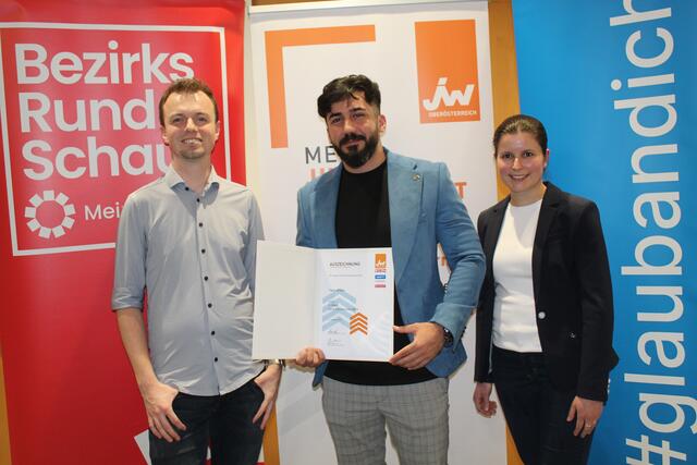 Moritz Aschauer und Franziska Scheuwimmer gratulierten Ali Ayad Sadeq Al-Kahlaee zum dritten Platz. | Foto: MeinBezirk Perg/Köck