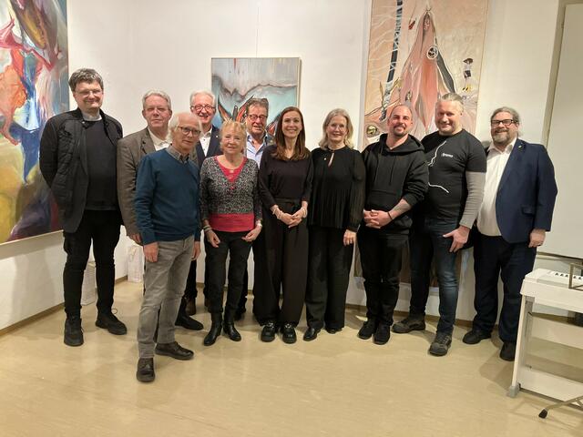 v.l.n.r.: Matthias Martin (Pfarrer Stein), Gemeinderat Wolfgang Mahrer (langjähriger Obmann der Kultur Mitte), Helmut Szlezak (Laudator), Stadtrat Günter Herz, Martha Platzer (Obmann-Stv.in Kultur Mitte), Stadtrat Helmut Mayer, Künstlerin Evi Benesch, Eröffnungsrednerin Elisabeth Kreuzhuber (Kulturausschussvorsitzende der Stadt Krems), Lichtkünstler Christoph Hofbauer, Bürgermeister Peter Molnar (Klavier &amp; Gesang), Klaus Bergmaier (Obmann der Kultur Mitte) | Foto: Kultur Mitte Krems