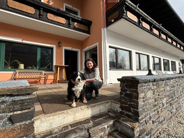 Regina Gottwald und Hündin Mimi vor dem Seeberghof, der seit mittlerweile acht Jahren als Frühstückspension geführt wird.