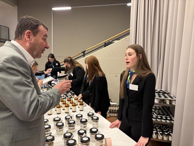 Wirtschaftspartner Jörg Mehsner von der Sparkasse Feldbach am Stand "seiner" "bee sweet"-Schülerinnen. | Foto: MeinBezirk