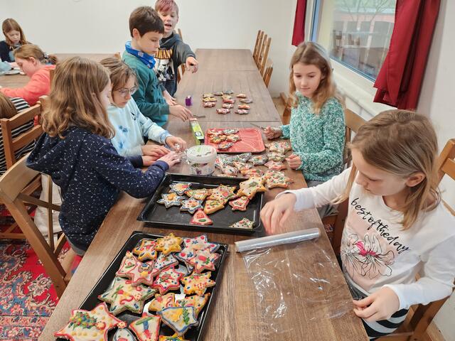 Selbstständig Arbeiten und Lernen ist auch bei der Vorbereitungen für den Adventmarkt angesagt. | Foto: Andrea Pisa