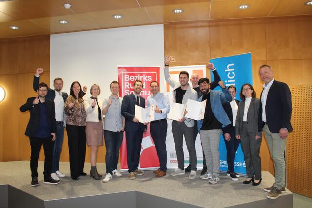 Am Foto von links Michael Köck (Medienpartner Meinbezirk Perg), Michael Wimmer (Landesvorsitzender Junge Wirtschaft), Eva Steinkellner und Obfrau Eveline Grabmann (WKO Perg), Moritz Aschauer (Junge Wirtschaft Perg), Michael Weilguni und Stefan Manzenreiter (MW technologies GmbH – 2. Platz), Michael Zellinger und Ronald Gattringer (autonomize GmbH - 1. Platz),  Ali Ayad Sadeq Al-Kahlaee (Tasty Orient - 3. Platz), Franziska Scheuwimmer (Junge Wirtschaft Perg), Michaela Wiesbauer (Sponsor Glas Wiesbauer), Rainer Friedinger (Sponsor Sparkasse OÖ). | Foto: MeinBezirk Perg/Huber