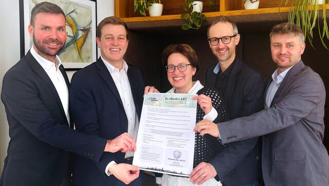 Von links: David Bergsmann (Bürgermeister Hagenberg), Landesrat Stefan Kaineder, Sylvia Steininger (KEM-Managerin), Norbert Rainer (Geschäftsführer Klimabündnis OÖ) und Reinhard Brix (Klimabündnis OÖ). | Foto: Land OÖ/Simon Seher