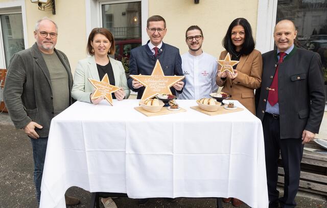 Zu Gast bei den Donauwirtinnen in Alt-Urfahr: Hotelier Wolfgang Gröller, Agrar-Landesrätin Michaela Langer-Weninger, Tourismus-Landesrat Markus Achleitner, Sternekoch Max Schellerer, Kathrin Kühtreiber-Leitner, Vorstandsdirektorin Oberösterreichische Versicherung AG, und Andreas Murray, Geschäftsführer Tourismusverband Traunsee-Almtal (v.l.n.r.) | Foto: Foto: Land OÖ/Roland Pelzl