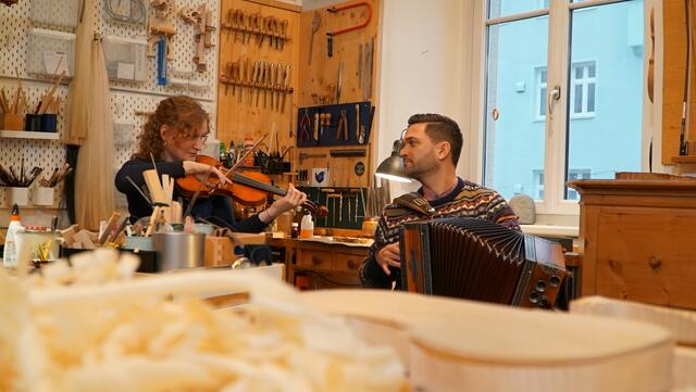 Geigenbaumeisterin Christina Holaus und Richard Deutinger beim gemeinsamen Musizieren in Christinas Geigenbau Werkstatt | Foto: ServusTV / Degn Film