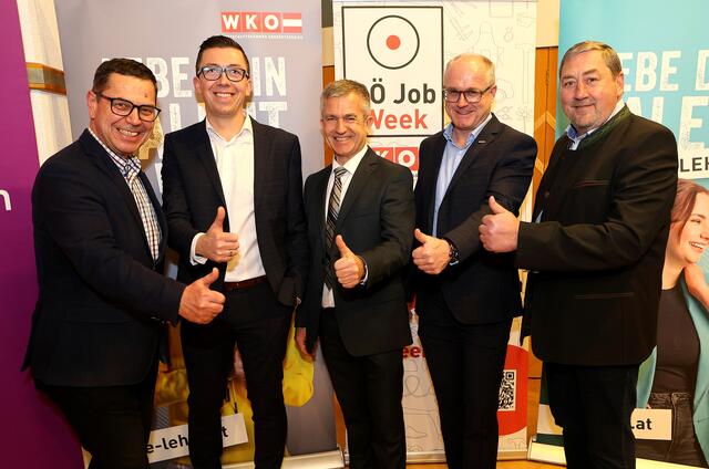 Hans Moser, Manuel Gfellner, Thomas Ferchhumer, Günther Baschinger und Manfred Mühlböck beim Lehrlingsstammtisch in St. Agatha. | Foto: Andreas Maringer