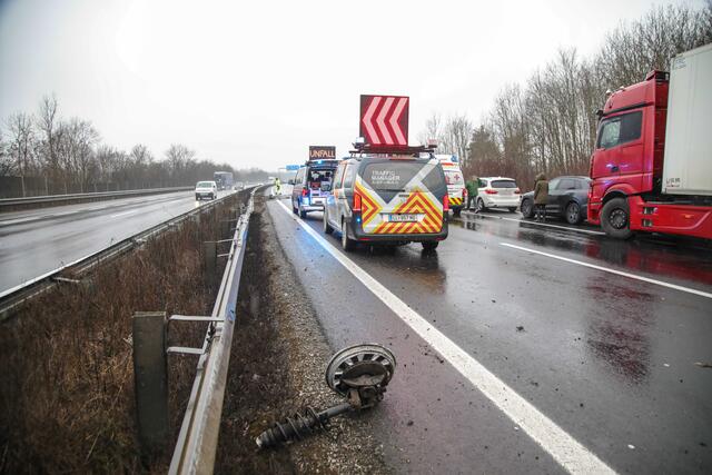 45-minütige Sperre der A25, nachdem sich ein Pkw auf der Autobahn überschlagen hatte. | Foto: laumat.at