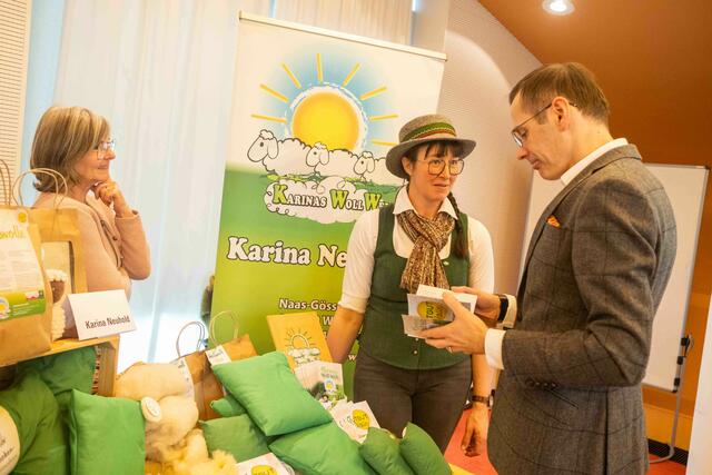 Karina Neuhold im Gespräch mit Oliver Kröpfl, Vorstandsmitglied Steiermärkische Sparkasse der von ihren Produkten beeindruckt ist | Foto: LK Steiermark/Danner