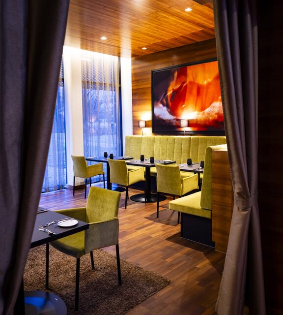Das neu designte „Feinschliff“ ist klein, hat 20 Plätze, und liegt fast wie ein privater Essbereich hinter einem Vorhang. | Foto: Werner Krug
