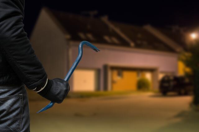 Der Hausbesitzer überraschte den 16-Jährigen beim Versuch ins Haus einzubrechen. (Symbolfoto) | Foto: stock.adobe.com/at/vchalup