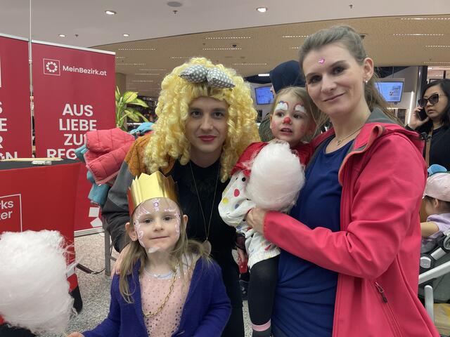 Erinnerungsfotos mit der MeinBezirk-Fotobox oder MeinBezirk-Zuckerwatte gibt es auch am Faschingsdienstag im EKZ Sillpark. | Foto: Lisa Kropiunig