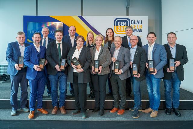 Karl Wilfing, Präsident des NÖ Landtages, Christian Karner, gemdatnoe-Abteilungsleiter Vertrieb und Marketing, gemdatnoe-Geschäftsführerin Astrid Schober, Kerstin Suchan-Mayr, Landtags-abgeordnete, Bürgermeisterin und Vizepräsidentin des NÖ Gemeindevertreterverbandes, gemdatnoe-Geschäftsführer Leopold Kitir gemeinsam mit Vertreter innen der Siegergemeinden Marktgemeinde Raxendorf, Marktgemeinde Markersdorf-Haindorf, Stadtgemeinde Eggenburg, Stadtgemeinde Schwechat, Marktgemeinde Perchtoldsdorf, Marktgemeinde Kirchberg an der Pielach, Stadtgemeinde Scheibbs, Stadtgemeinde Neulengbach und Stadtgemeinde Allentsteig | Foto: © Fotostudio Flashface