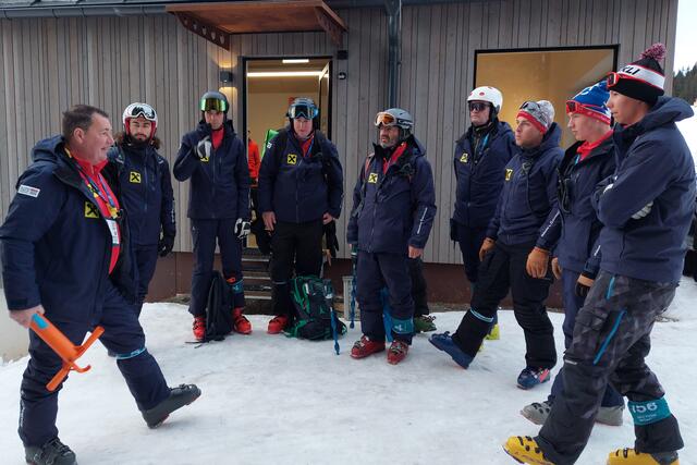 Die freiwilligen Helfer vom Schiclub Saalbach-Hinterglemm bei der Aufgabenverteilung vor Rennbeginn. | Foto: Land Salzburg / Alexander Paier