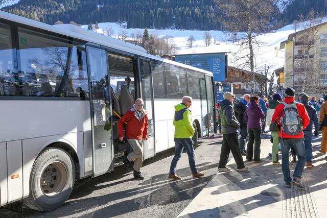 Zuschauer auf der Anreise zu den Rennen nach Hinterglemm mit dem Shuttlebus am Busterminal Hinterglemm | Foto: Land Salzburg / Franz Neumayr