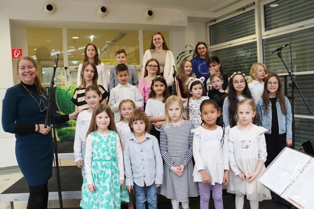 Maria Haid (li) und der Kinderchor der Musikschule Kalsdorf mit den Solisten Marlene Antal, Marie Bredenfeldt, Stella Hobiger, Jasmin Hofer, Leona Horwath, Valentina Meierhofer, Elina Pregartner, Alexander Stoicovici, Livia Vollmann und Katharina Walcher. 