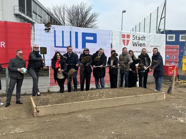 Freitagvormittags kam es zu einem feierlichen Spatenstich am Platz des Vereines "1210 Wien".  | Foto: Ronja Reidinger/MeinBezirk