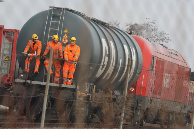 Abtransport der Styrol-Waggons aus Wels: Die Mannschaft der ÖBB leistete ganze Arbeit. | Foto: laumat.at