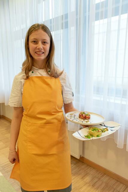 Buchmayr Vanessa präsentiert Linsensalat mit Karotten und Stangensellerie (Teller oben) sowie Ziegenfrischkäse-Törtchen mit Avocado-Mango-Salat (Teller unten). | Foto: Julia Liedl