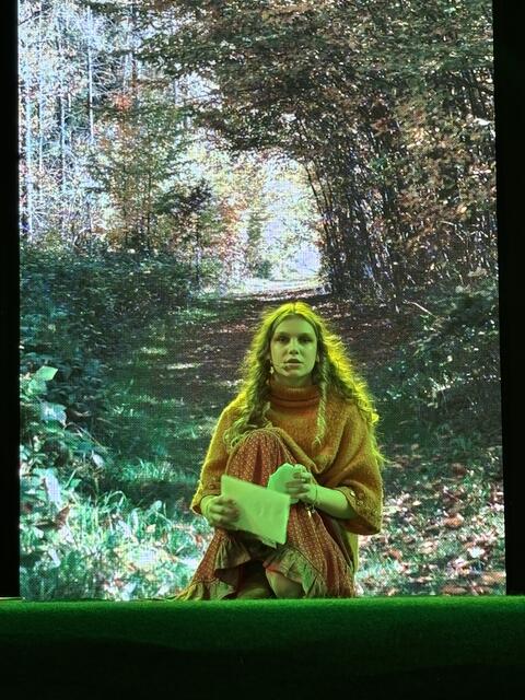 Kim lebt im Wald, Rosi verliebt sich in sie.