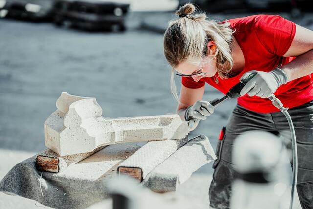 Juliana Hain aus Hofkirchen bereitet sich für den europäischen Berufswettbewerb der Steinmetze in Österreich vor. | Foto: Daniel Hain