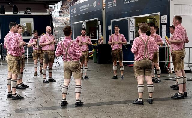 Schuhplattler in der Fanzone | Foto: Sarah Braun