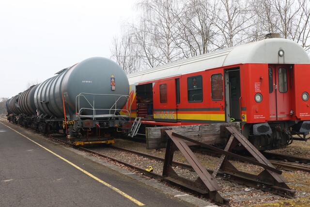 Abtransport der Styrol-Waggons aus Wels: Die Mannschaft der ÖBB leistete ganze Arbeit. | Foto: laumat.at