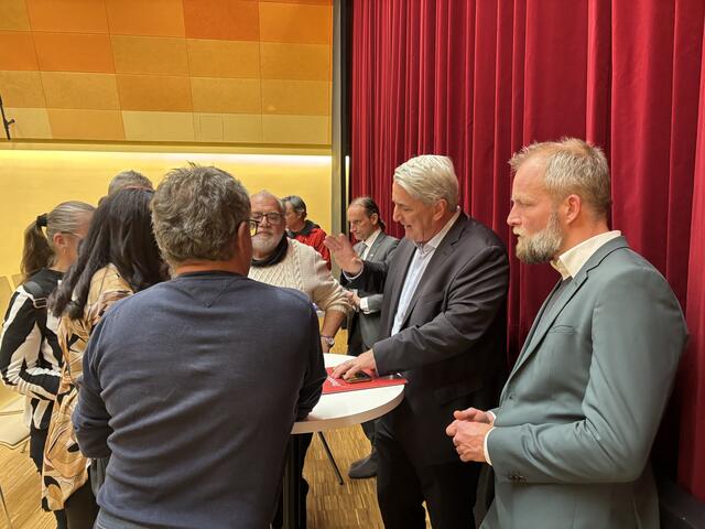 Scharfe Kritik und Zwischenrufe zeichneten die Bürgerversammlung zum Thema Parkplatzmangel mit Bezirksvorsteher Ernst Nevrivy (SPÖ). | Foto: Luise Schmid/MeinBezirk