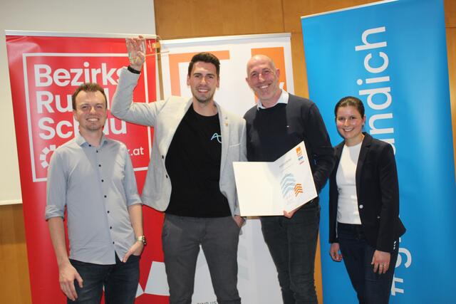 Gründerpreis-Träger 2024: Moritz Aschauer und Franziska Scheuwimmer von der Jungen Wirtschaft Perg gratulieren Michael Zellinger und Ronald Gattringer von der autonomize GmbH. | Foto: MeinBezirk Perg/Köck