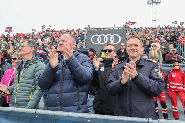 Alpine Skiweltmeisterschaft, Saalbach2025, Ski-WM2025 in Saalbach-Hinterglemm. Damen Teamkombination. Innenminister Gerhard Karner besuchte die Teamkombination der Damen sowie den WM-Einsatzstab. Im Bild: Innenminister Gerhard Karner mit Bürgermeister Alois Hasenauer (Saalbach-Hinterglemm) und Landespolizeidirektor Bernhard Rausch bei der Teamkombination der Damen | Foto: Land Salzburg / Franz Neumayr