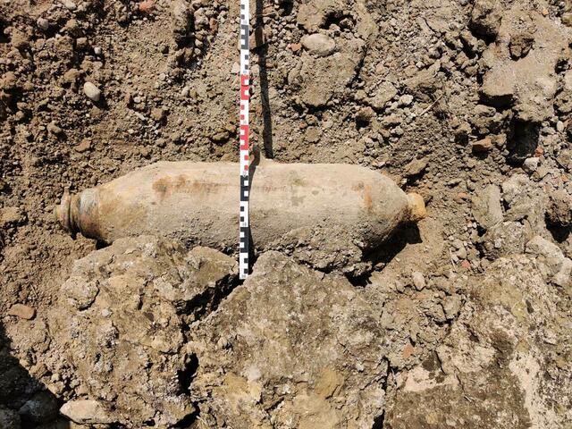 Die Fliegerbombe auf italienischer Seite muss entschärft werden.  | Foto: EOD Munitionsbergung