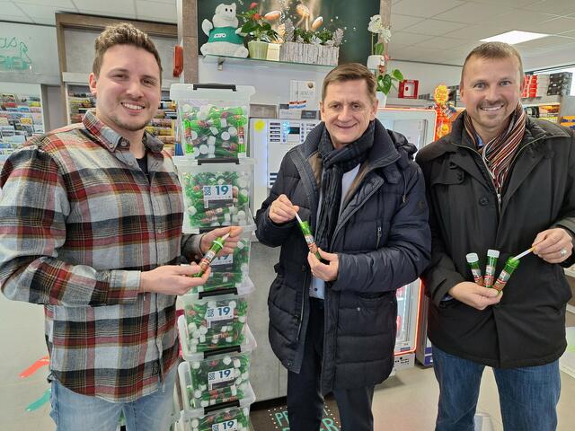 Die Taschenaschenbecher sind ab sofort in den Tabaktrafiken in Leoben sowie in der Bürgerservicestelle im Rathaus erhältlich.
 | Foto: leopress
