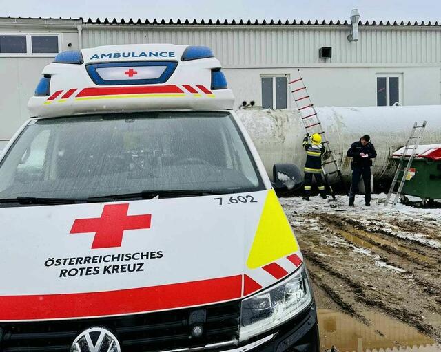 Die Feuerwehr konnte den Verletzten sicher aus dem Tank bergen.  | Foto: Feuerwehr Peratschitzen/Erich Varh