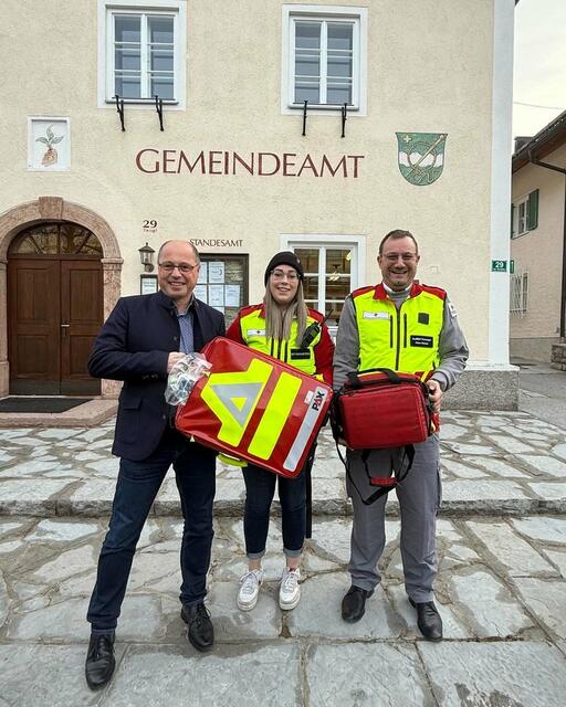 Vor Kurzem finanzierte die Gemeinde St. Koloman auch die Ausrüstung im Wert von rund 5.000 Euro für seine neue First Responderin, Sophie Wallinger. Im Bild (v.l.): Herbert Walkner (Bürgermeister St. Koloman), Sophie Wallinger (First Responderin), Peter Steiner (Bezirksrettungskommandant Hallein) | Foto: Rotes Kreuz Salzburg
