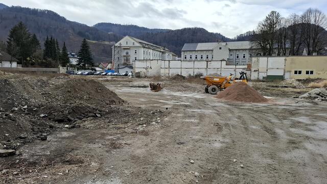 Die Bauarbeiten am ehemaligen REI-Gelände haben begonnen.