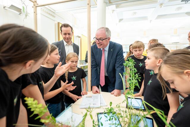 In kreativen Workshops setzen sich die Kinder spielerisch mit Themen wie Abfallvermeidung und Klimaschutz auseinander. | Foto: © Marton