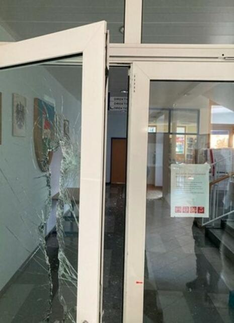 Brutal ging der Täter bei seinen Beutezügen vor. Hier eine der vielen zertrümmerten Scheiben. | Foto: LPD NÖ