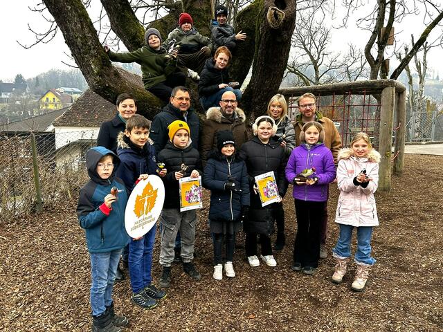 Gemeinsam für unsere Umwelt: Anna Luidold, Bürgermeister Karl Habisch, Bürgermeister Michael Schumacher, VS-Direktorin Elfie Lileg und Naturpark-GF Matthias Rode mit den jungen Naturvermittlerinnen und Naturvermittlern. | Foto: Naturpark Südsteiermark