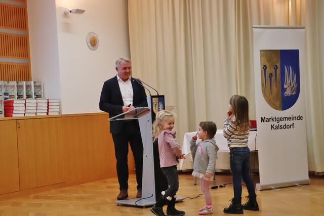 Kalsdorf ist eine familienfreunde Gemeinde. Da freute sich Bgm. Manfred Komericky, das drei der jüngsten Zuzügler seine Begrüßungsrede aus allernächster Nähe mitverfolgen wollten.  | Foto: Edith Ertl